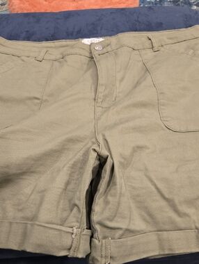 Women’s Cargo Shorts in Olive Green
